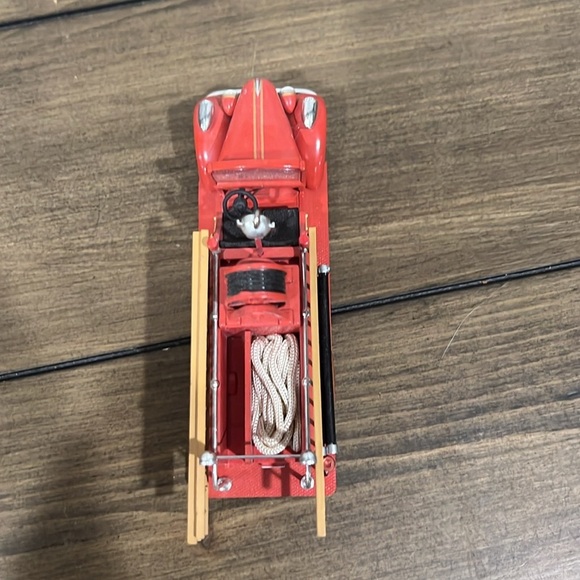 Hallmark 2005 Chevy vintage fire truck ornament - Picture 4 of 8